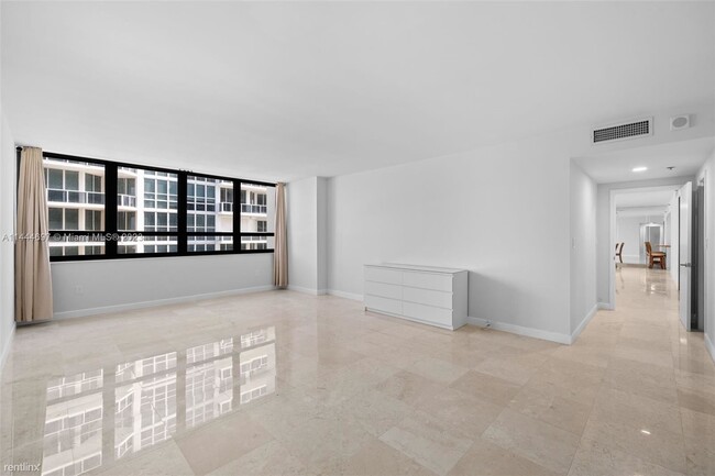 Building Photo - 2 br, 2.5 bath Condo - 10205 Collins Ave A...