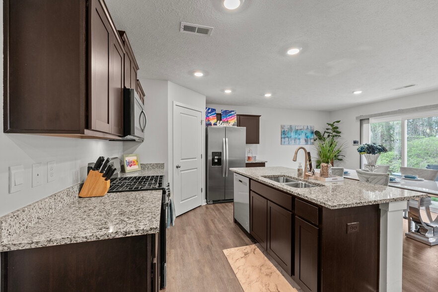 Building Photo - 5969 Hollett Dr S