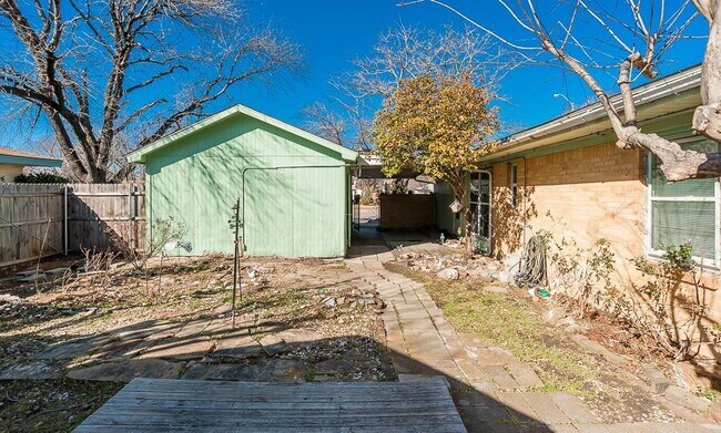 Building Photo - 2442 Oates Dr