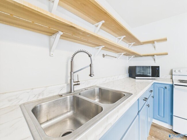 Building Photo - 2104 Levert St NE