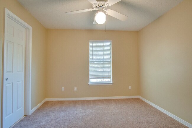 Building Photo - Santa Rosa 3/2.5 Townhome – Minutes from N...