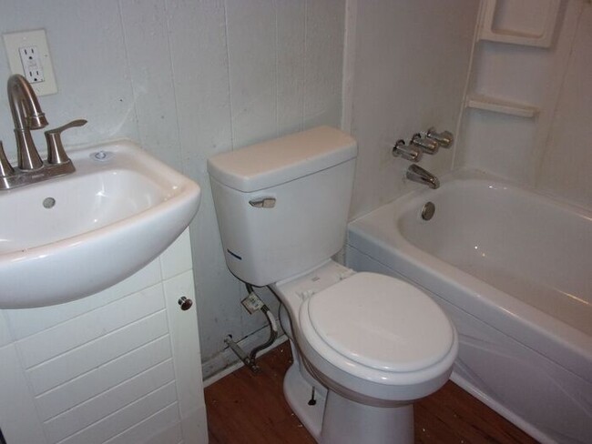 Building Photo - 2 Bedroom 1 Bath Townhome Minutes to Uptow...