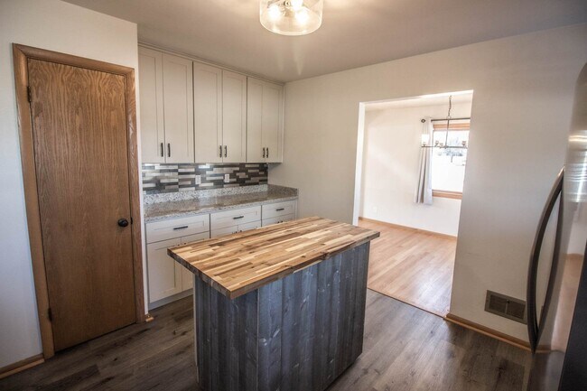 Building Photo - 706 North St