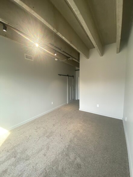 Building Photo - 19 E Race St