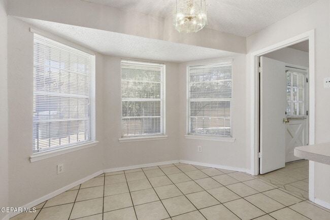 Building Photo - 2918 E Glen Dr