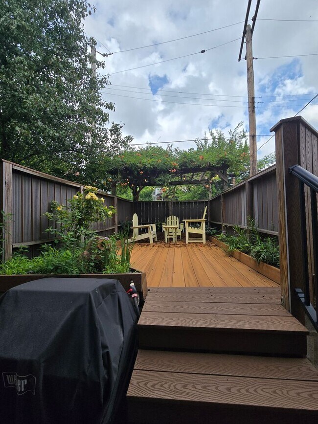 Building Photo - 3-Bedroom, 1.5 Bathroom Charles Village Townhouse
