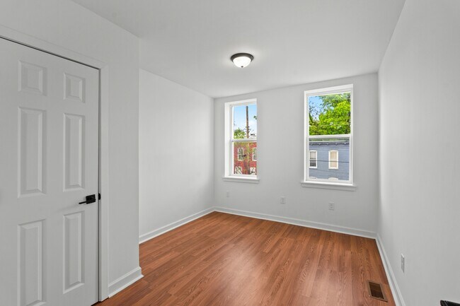 Building Photo - 324 E 23rd St