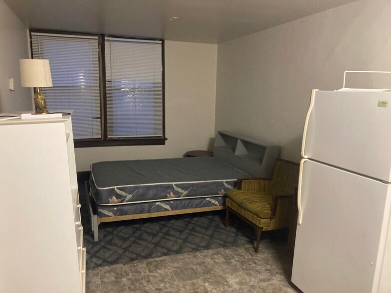 Building Photo - 3431 W Kilbourn Ave