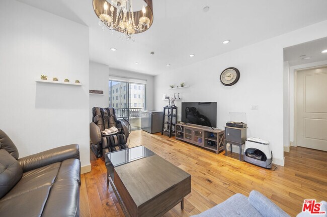 Building Photo - 848 Irolo St