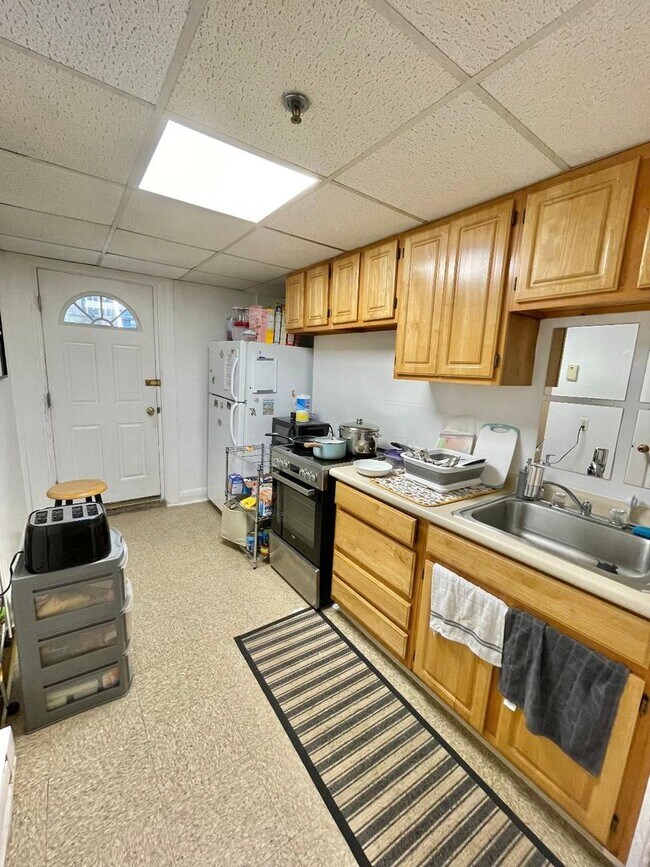 Building Photo - Brookline 3 Bed / 2 Bath – Garden Unit – Brownstone Charm – 9/1 Move-In