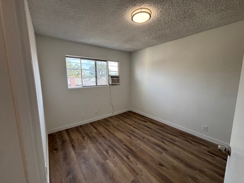 Building Photo - 673 S Eremland Dr