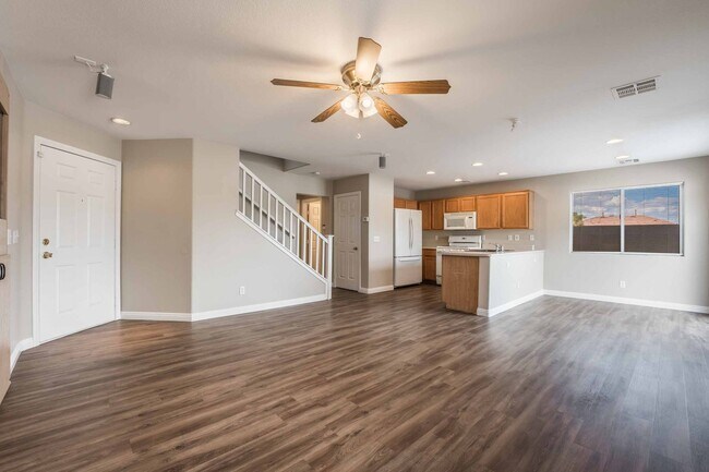 Building Photo - 3 BEDROOM HOUSE WITH OPEN FLOOR PLAN !!
