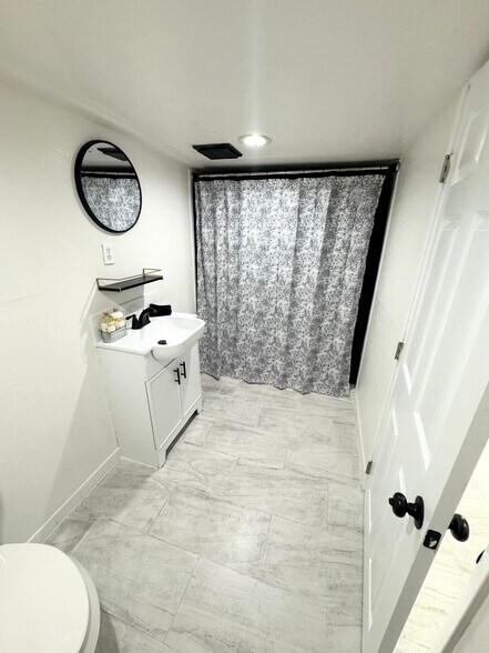 Building Photo - 2624 Live Oak St