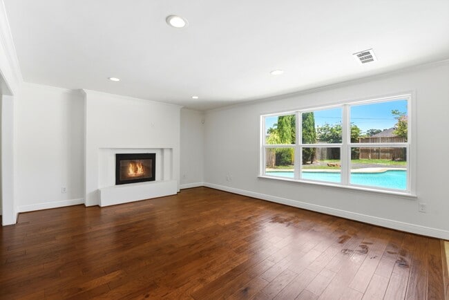 Building Photo - 4810 Bayou Vista Dr