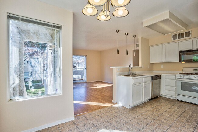 Building Photo - 2 Bed, 2 Bath Beautiful condo available now!