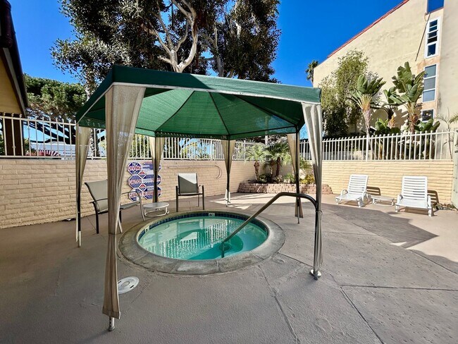 Building Photo - Prime 2 Bed, 2 Bath in La Jolla!