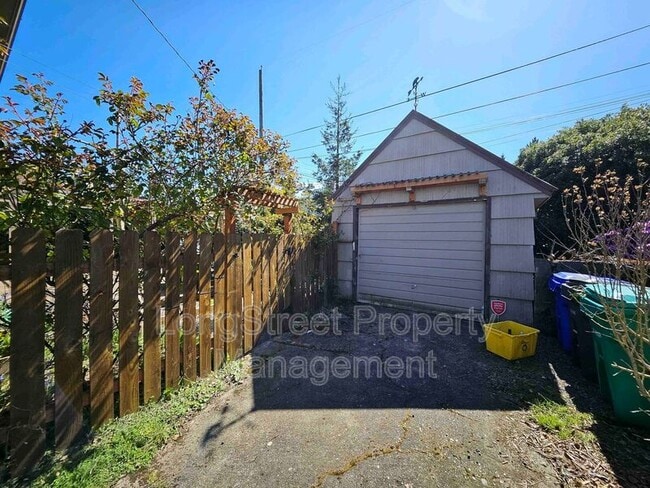 Building Photo - 224 N Russet St