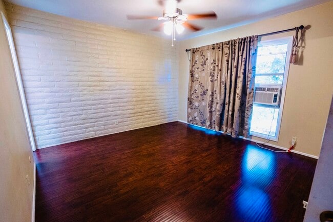 Building Photo - 9320 Earl St