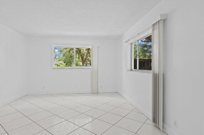 Building Photo - 5410 SW 43rd Terrace