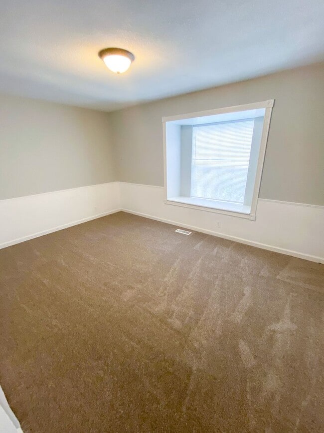 Building Photo - Beautiful 4 Bedroom 2 Bath