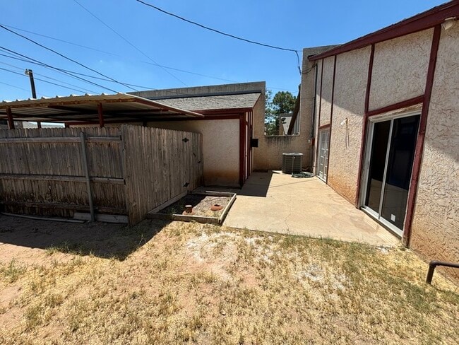 Building Photo - 2 bed 2 bath townhome