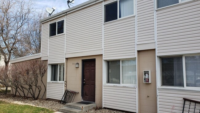 Primary Photo - Clean 2 bedroom