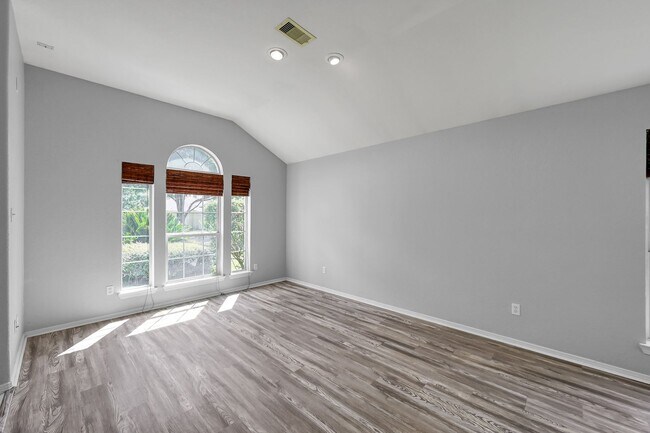 Building Photo - Cozy and quiet 4 bed 2 bath