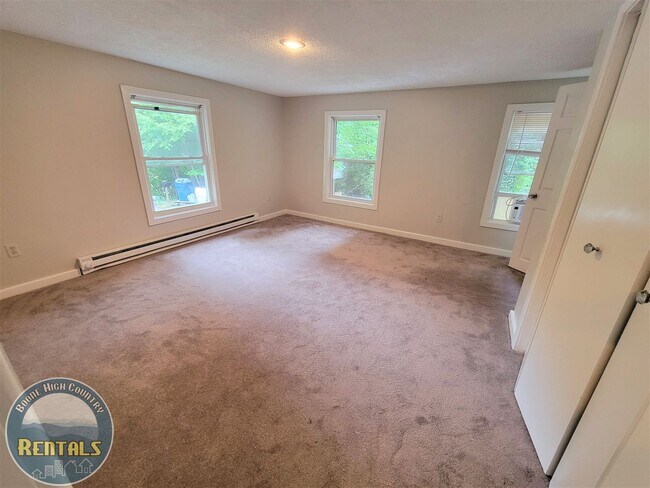 Building Photo - Charming 2 Bedroom Home --- Walking Distance to Campus!