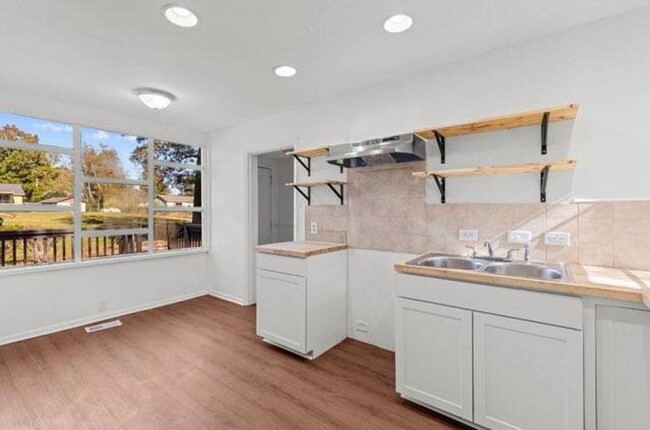 Building Photo - Beautifully Renovated 4 Bedroom 2 Bath Hom...