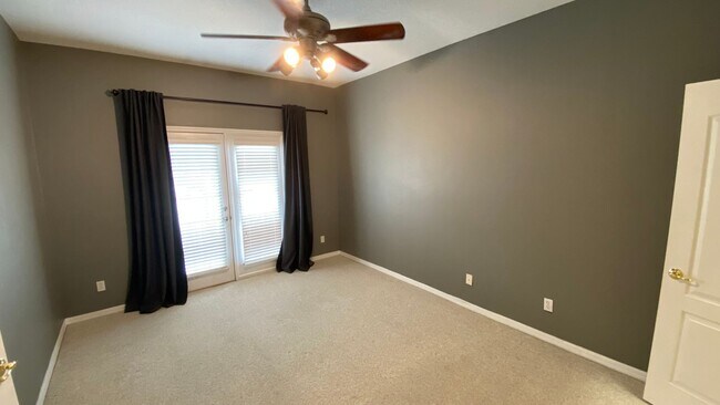 Building Photo - 2 Bedroom, 2 Bath Townhome in Beautiful La...