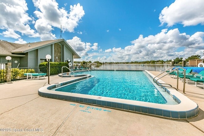 Building Photo - 135 Blue Lake Pl