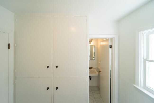 Building Photo - Newly Remodel Home in West Hills!