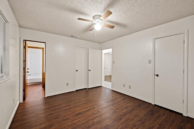 Building Photo - 504 Warbler Dr