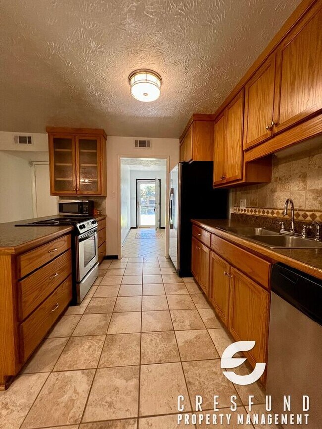 Building Photo - 3Br 2BAth Close to Fort Bragg with Large F...