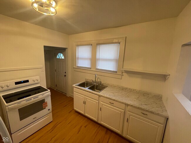 Building Photo - 773 Dequincy St