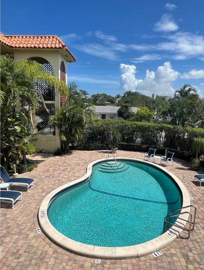 Building Photo - 1100 NE 9th Ave