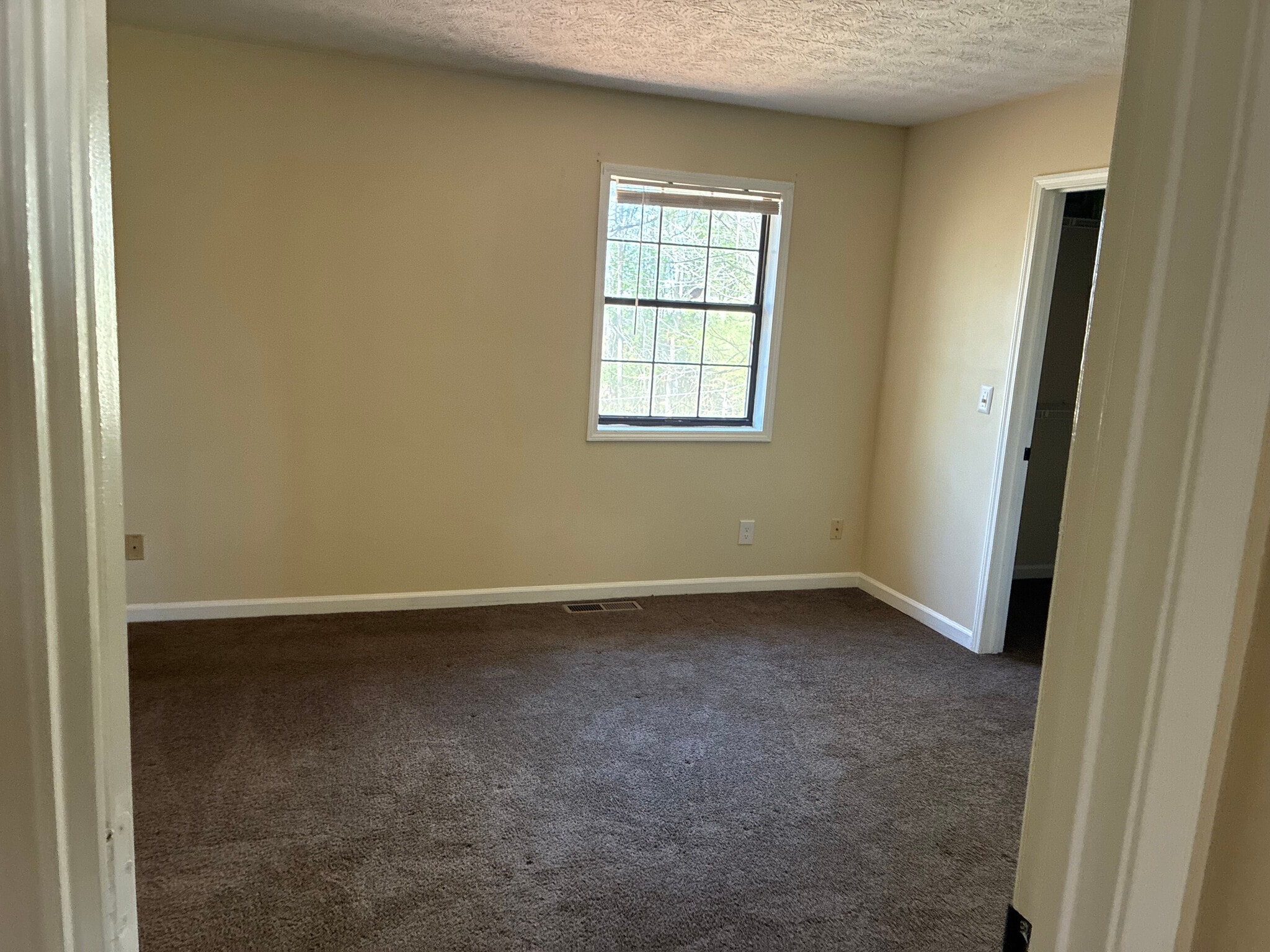 Building Photo - Room in Townhome on Patterson Cir