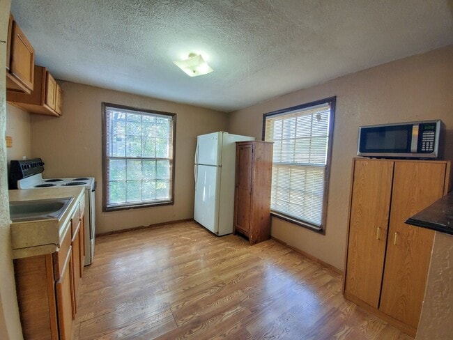 Building Photo - 2 Bedroom Apartment style home in Tecumseh