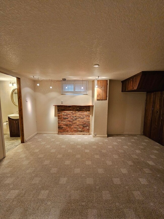 Building Photo - 3 BEDROOM | 2 BATH | DOUBLE GARAGE | WEST