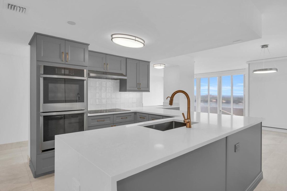 Building Photo - 529 S Flagler Dr