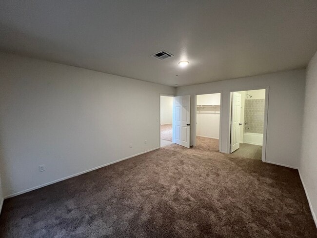 Building Photo - NEWER TOWNHOME!