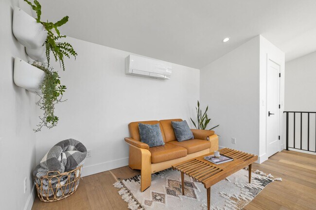 Building Photo - 142 SW Roosevelt Ave