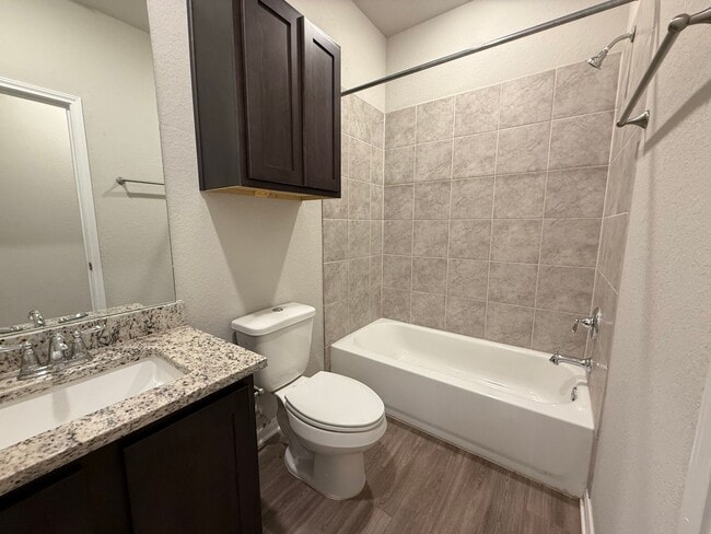 Building Photo - 3bd 2ba in Prime Location