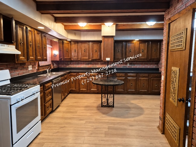 Building Photo - 3811 Sunflower Rd