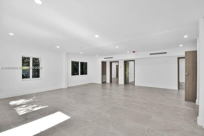 Building Photo - 7902 SW 67th Ave