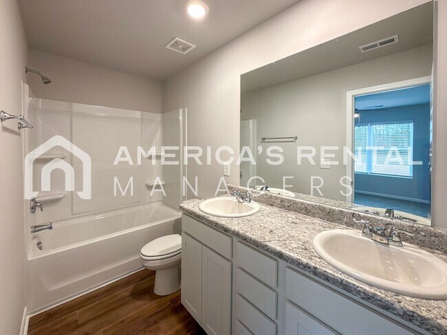 Building Photo - Escape to Lakeside Living in Lincoln! Available to View Now!!!