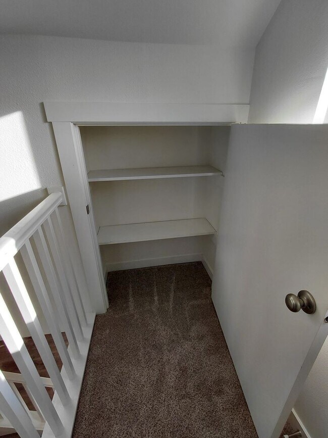 Building Photo - Cozy updated 1 bedroom with rooftop deck