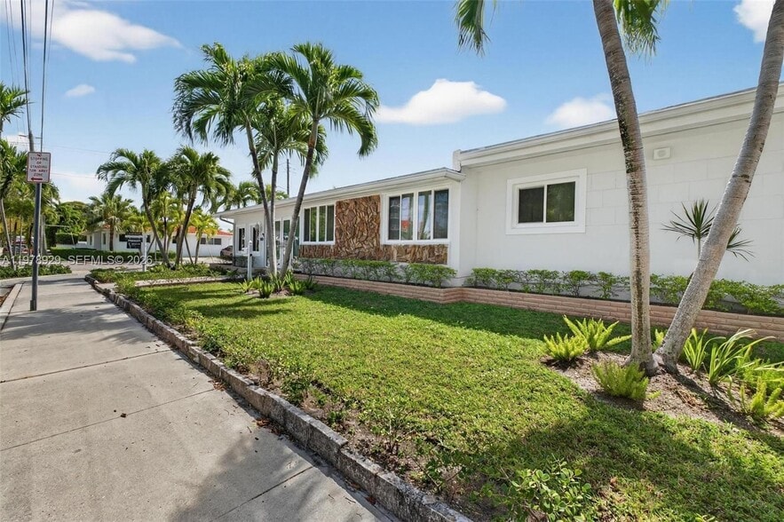 Building Photo - 1470 N Treasure Dr