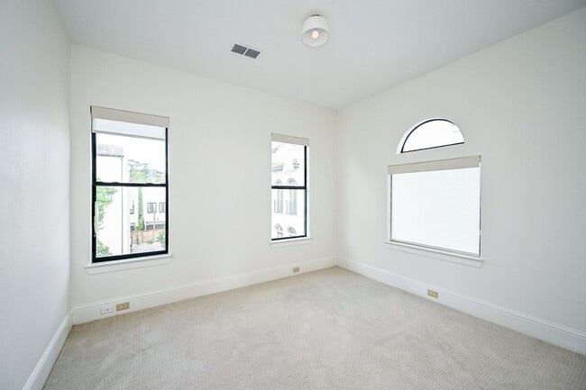Building Photo - 1825 W 24th St