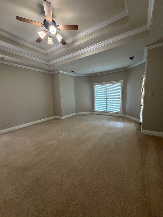 Building Photo - Live in Luxury!